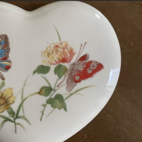 Vintage Takahashi Ceramic Porcelain Trinket Box Heart Shaped Butterflies Flowers - Picture 6 of 7